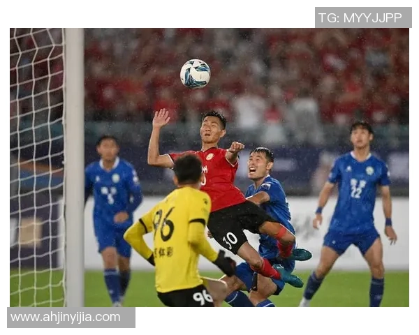 不防守的足球明星们如何在进攻中展现个人魅力与团队合作的完美结合