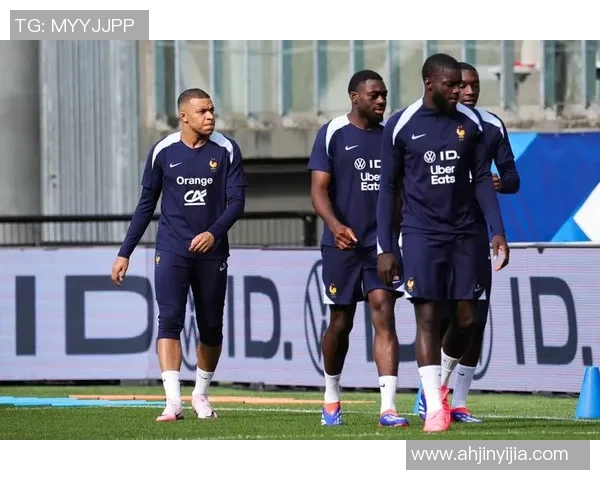 国外足球明星热身训练展现控球技巧与团队配合的精彩瞬间