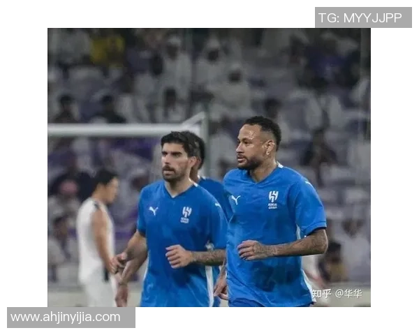 足球巨星退役后重返赛场再创辉煌引发球迷热议与期待 足球巨星退役后重返赛场再创辉煌引发球迷热议与期待